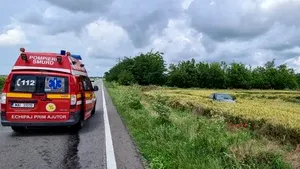 Un şofer a ajuns cu maşina pe câmp după ce s-a ciocnit cu o autoutilitară FOTO