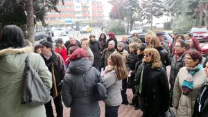 Protest la Piteşti al unor pensionari din CFR. Protestatară: Să trăiască parlamentarii cu 600 de lei - VIDEO