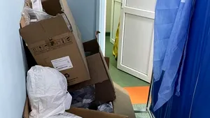 Lupta cadrelor medicale cu oboseala: imagini cu o asistentă dormind aşezată într-o cutie 