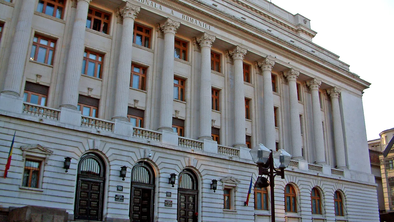 BNR: Conduita politicii fiscale şi perspectiva preţurilor administrate sporesc riscurile de inflaţie
