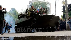 Separatiştii proruşi din estul Ucrainei pregătesc referendumul de duminică. Franţa şi Germania ameninţă Rusia. Hollande şi Merkel: Referendumurile sunt ilegale