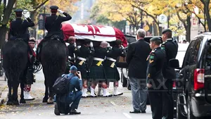 Mii de persoane, inclusiv premierul Stephen Harper, au participat la funeraliile caporalului ucis la Ottawa - FOTO