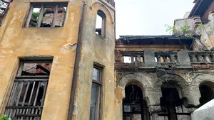 De trei ori au dat foc casei lui Sadoveanu din Bucureşti. Minunata Vilă în stil brâncovenesc nu mai are acoperiş şi e scrum pe jumătate