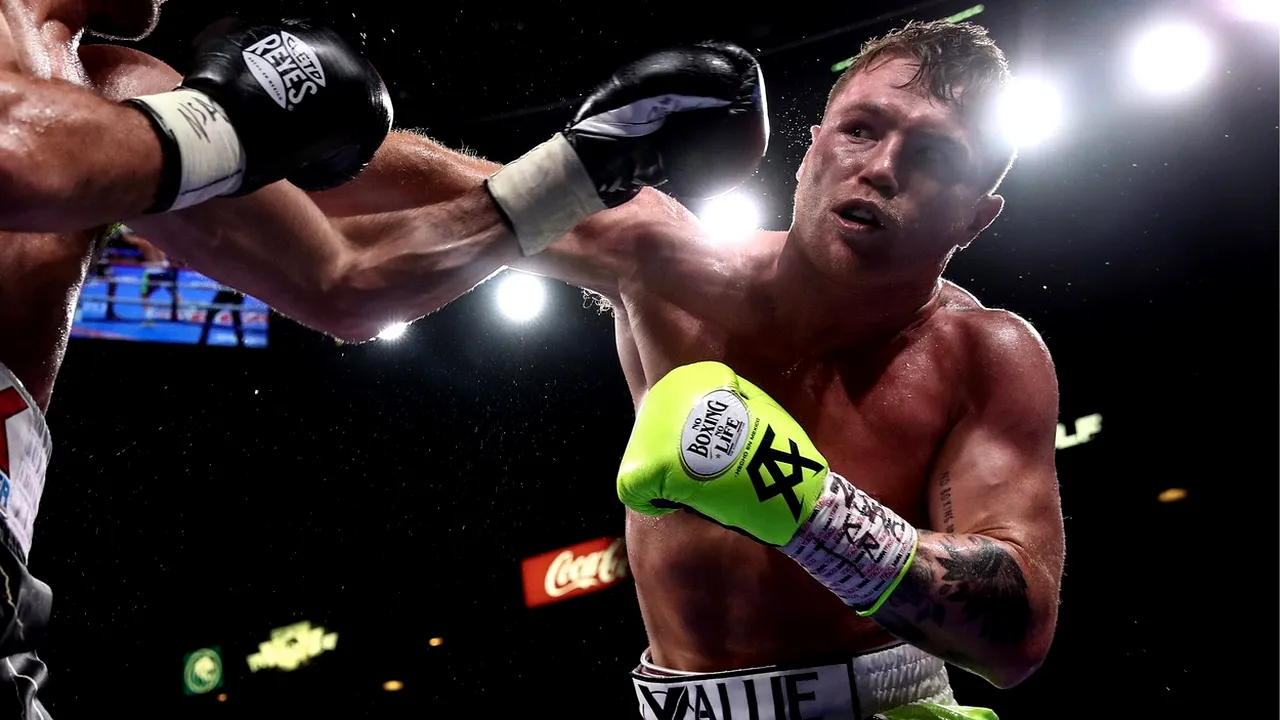 Renumitul boxer Canelo Alvarez îl dă în judecată pe De La Hoya. Ce l-a nemulţumit