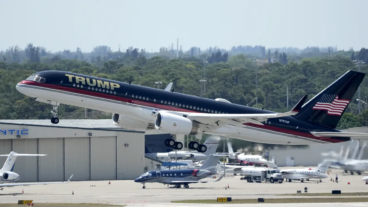 Trump merge la New York, unde marţi este aşteptat în instanţă pentru a i se prezenta acuzaţiile