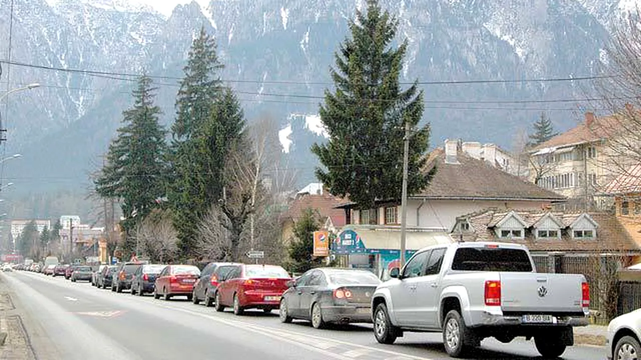 Valea Prahovei, sufocată de automobile. Trafic intens spre staţiuni