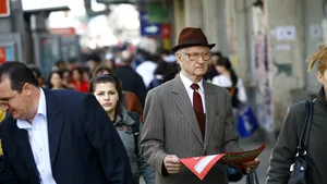 Vârstnicii adoră să citească ştiri negative despre tineri