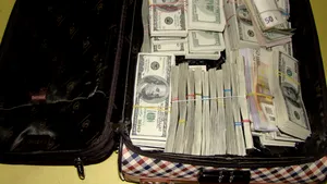 O femeie a încercat să iasă din ţară cu aproape 600.000 dolari şi 45.000 de euro - FOTO