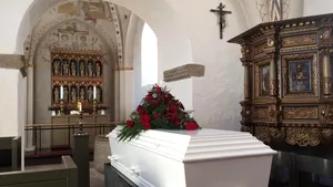 Caz halucinant: Angajatul unei firme de pompe funebre a furat inelul din mâna unui preot decedat și l-a vândut pentru a-și finanța dependența de droguri