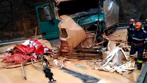 Un şofer a fost grav rănit într-un accident în care au fost implicate două TIR-uri, pe Valea Oltului | FOTO