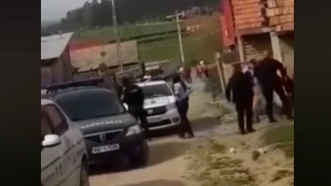 Imagini surprinse în timpul scandalului din Teliu. Unul dintre atacatori, arestat preventiv. Adolescentul, care a lovit cu bâta un jandarm, a fugit