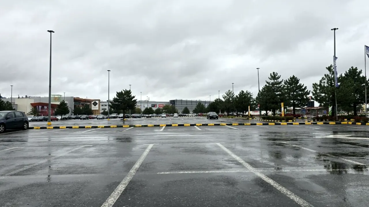Oamenii rămân în case de teama ciclonului Barbara: mall-urile, aproape pustii