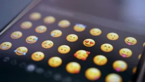 Controversă digitală. Prietenos sau pasiv-agresiv? Un emoji, două generații