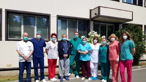 FOTO | Pacientul intubat şi ventilat mecanic, tratat două luni pentru COVID-19, a fost externat