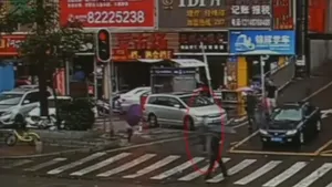 VIDEO Ce GAFĂ a făcut un bărbat imediat după ce a furat telefonul unei femei. Filmarea cu FURTUL a devenit VIRALĂ