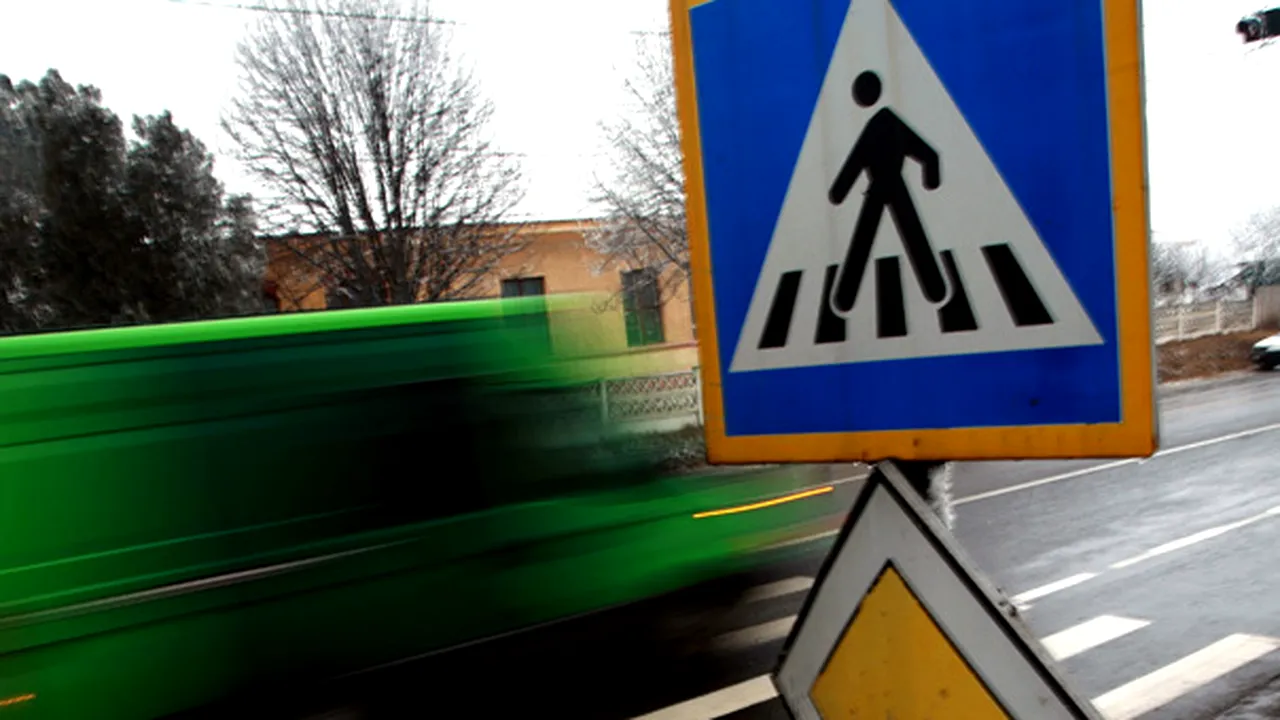 Accident teribil: Un autobuz cu 20 de pasageri a lovit în plin o maşină care ieşea din curte fără ca şoferul să se asigure 