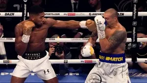 Supriză în boxul mondial. Oleksandr Usyk l-a bătut la puncte pe Anthony Joshua şi a devenit noul rege al „greilor”