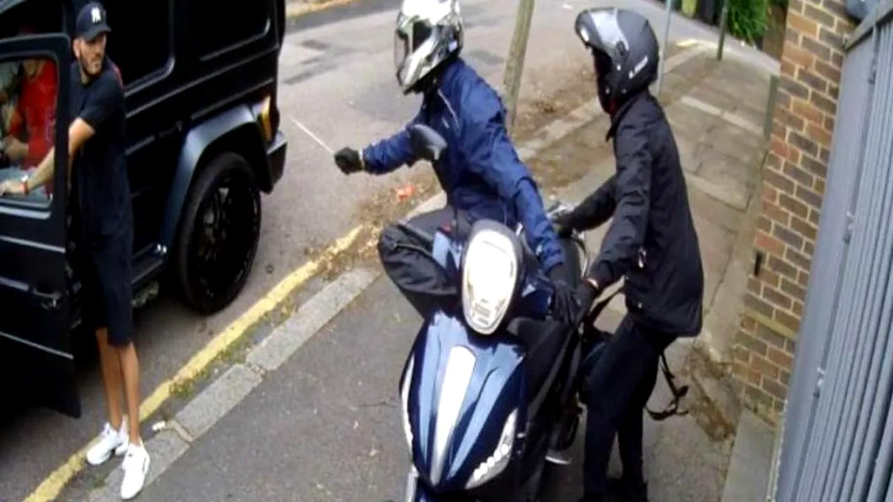 Jucătorii lui Arsenal, Mesut Ozil şi Sead Kolasinac, atacaţi de doi bărbaţi înarmaţi pe străzile din Londra | VIDEO