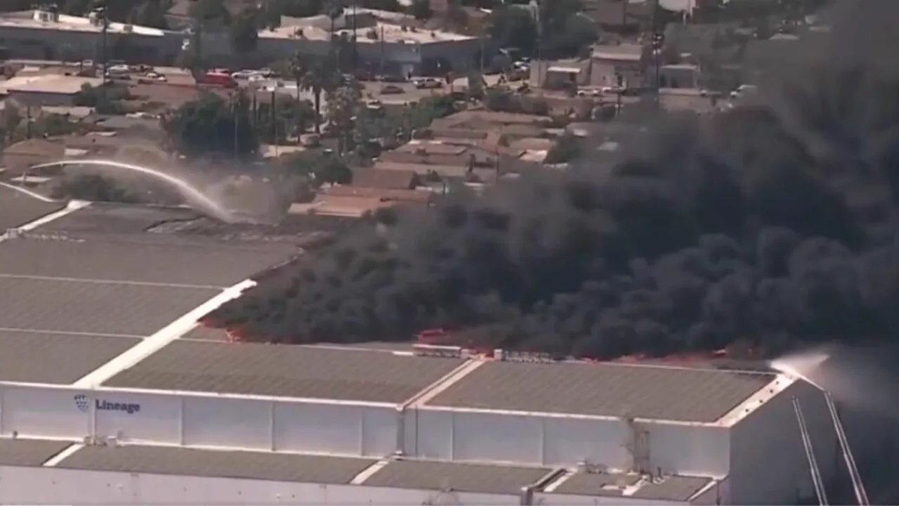 Incendiu la un depozit din Los Angeles. Autoritățile au emis o alertă pentru locuitori