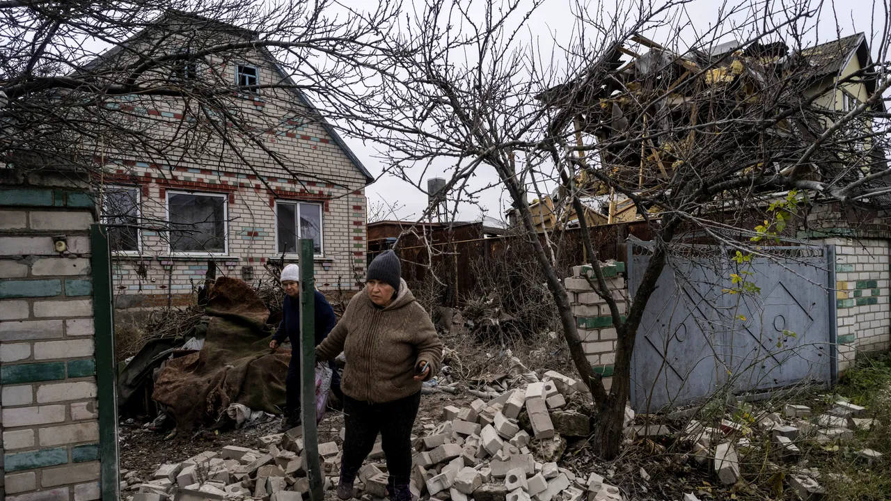 Autorităţile ucrainene raportează 15 morţi şi zeci de răniţi în urma bombardamentelor din Herson
