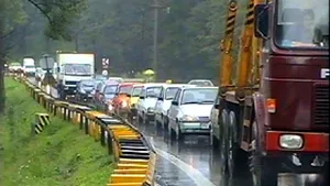 Poliţia Rutieră avertizează că traficul va fi îngreunat de vremea neprielnică