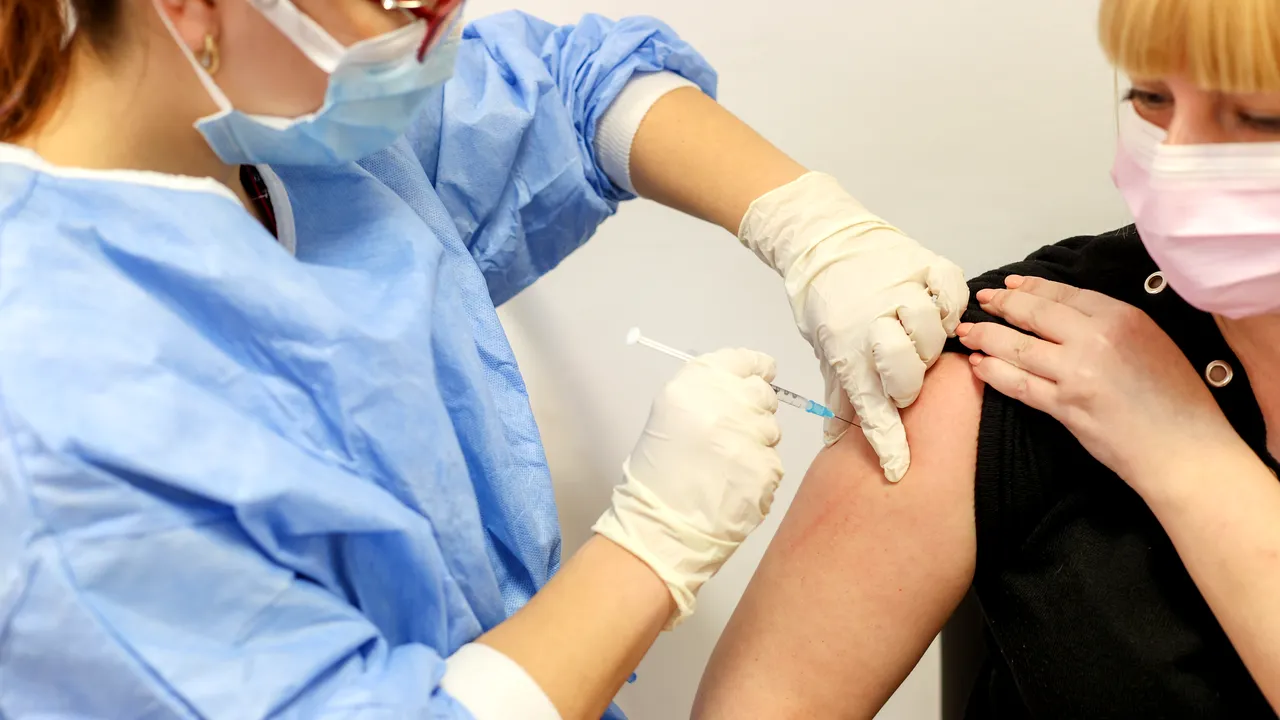 A început vaccinarea la medicul de familie, într-un proiect pilot. 10 persoane s-au vaccinat, în prima zi