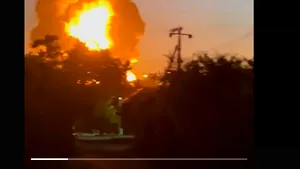 Un depozit de petrol și infrastructura unui port au luat foc după un atac masiv cu drone atribuit Ucrainei