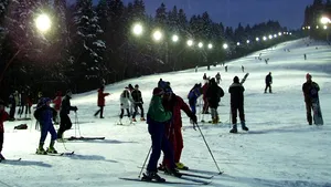 Sute de turişti pe pârtiile din Predeal şi Poiana Braşov. Zăpada depăşeşte 35 de centimetri