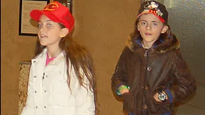 Copiii lui Michael Jackson, surprinşi în public fără măşti