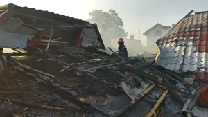 Incendiu de amploare la Tulcea, lichidat după mai multe ore: Şase gospodării au fost afectate | FOTO, VIDEO