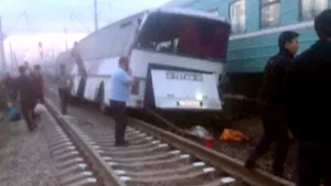 Cel puţin 7 morţi şi 30 de răniţi după ce un autobuz s-a ciocnit cu un tren în Mexic