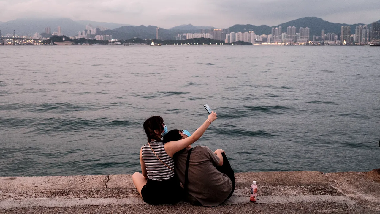Selfie de grup cu distanţare socială. Software-ul Apple care face acest lucru posibil. FOTO