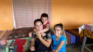 La doar 8 ani, după ce s-a zbătut între viaţă şi moarte, Leonard a început şcoala pe patul de spital