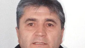 Fostul şef al Biroului de Arme de la IPJ Dolj şi-a împuşcat mortal soţia şi a rănit-o grav pe fiica sa, apoi a încercat să se sinucidă. Poliţistul a murit la spital