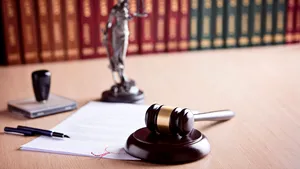 Avocaţii pot beneficia şi ei de indemnizaţia lunară de 4.000 de lei brut de la stat