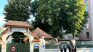 Zeci de polițiști și jandarmi păzesc spitalul unde se află sicriul lui Ion Iliescu