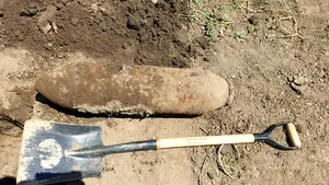 Bombă din timpul celui de-al Doilea Război Mondial, găsită de un bărbat care săpa în grădină