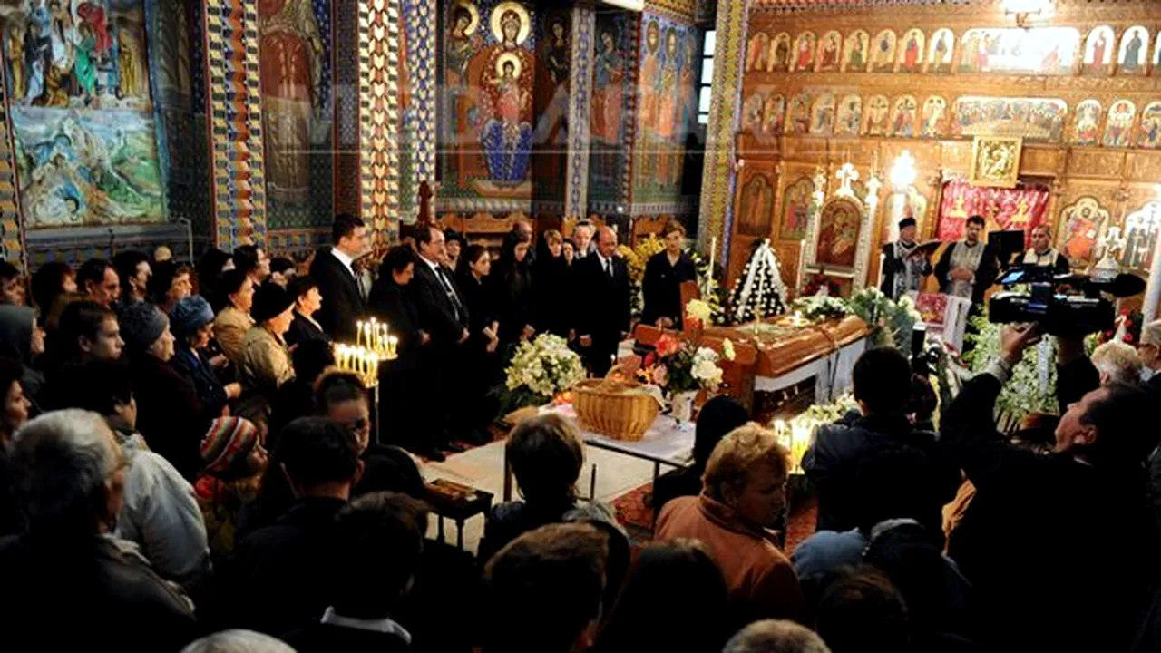 Cortegiul funerar cu trupul neînsufleţit al mamei preşedintelui a pornit spre cimitir