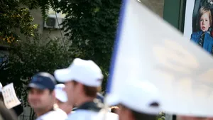 Több száz helyi közigazgatásban dolgozó tüntet a parlament előtt