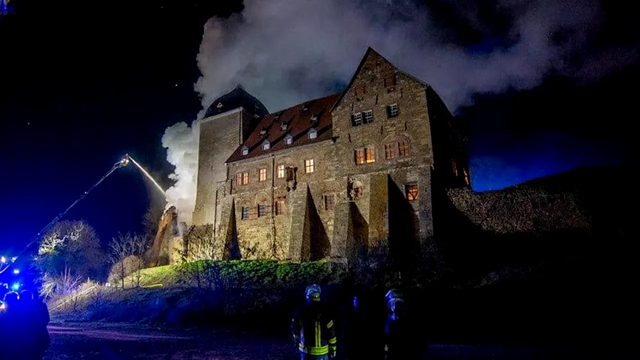 Un castel din secolul al XII-lea a luat foc. Flăcările au distrus o parte a obiectivului istoric