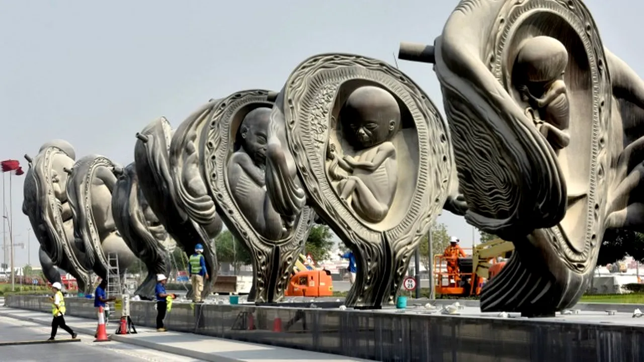 Un artist celebru stârneşte controverse cu sculpturi uriaşe în formă de UTER. Unde sunt expuse