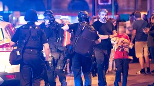Ministru britanic de Interne: Probabil autorul atacului din Manchester nu a acţionat singur/ Trei bărbaţi, reţinuţi în Manchester, fiind suspectaţi de legături cu autorul atentatului