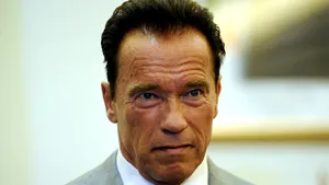 Arnold Schwarzenegger, fotografiat într-un sac de dormit, lângă statuia sa din Ohio - FOTO