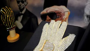 O mănuşă a lui Michael Jackson, vândută pentru 350.000 de dolari