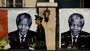 REACŢII după decesul lui Nelson Mandela - Dalai Lama: Am pierdut un prieten drag. Obama: Nu îmi pot imagina viaţa mea fără exemplul lui