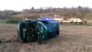 FOTO | Băut şi fără permis, un tânăr s-a răsturnat cu maşina părinţilor