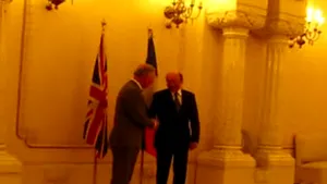 Băsescu, Prinţului Charles: Am înţeles că v-aţi mai luat o casă, în curând o să aveţi un sat întreg - VIDEO