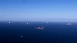 Un petrolier aflat în oraşului port Jiddah din Arabia Saudită a explodat, după ce a fost lovit de „o sursă externă”