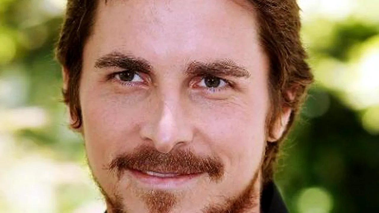 Christian Bale neagă acuzaţiile făcute de mama şi sora sa