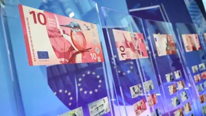 Cum ar putea arăta noile bancnote euro. BCE prezintă cele 10 variante finaliste și cere opinia cetățenilor